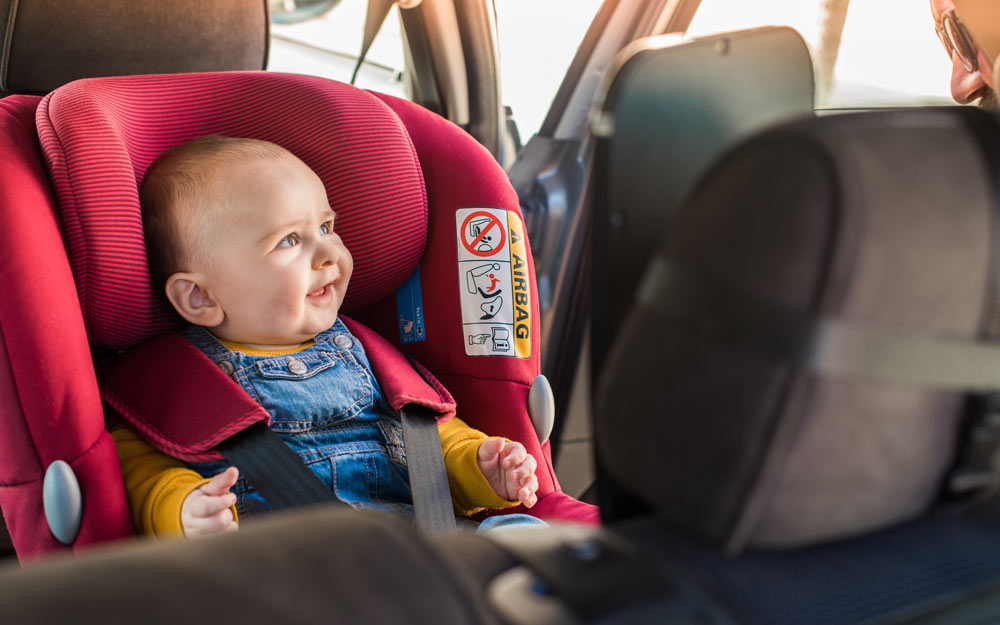 Bambino sul Seggiolone Sorride al Papa